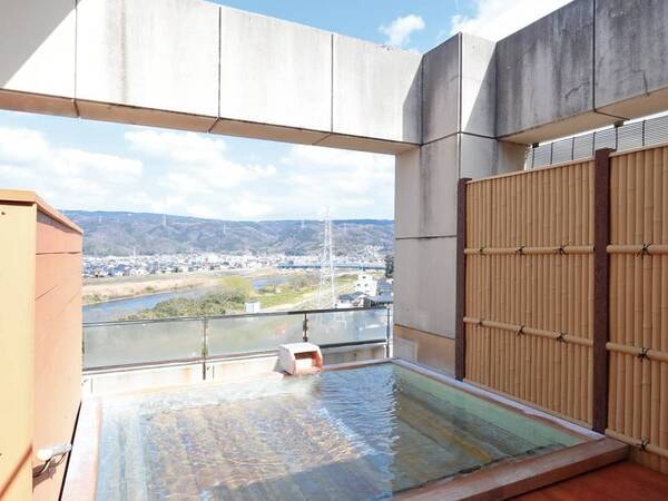 【展望露天風呂】男女両方に1つずつある露天風呂で、東北地方の一部でしか採取できない貴重な「青森ヒバ材」をふんだんに使用した香り豊かな展望露天風呂