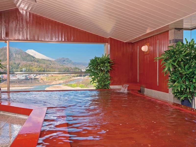 【漆塗り　展望大浴場】2023年2月のリニューアル時に漆の塗り替えを行い、色鮮やかな浴槽になりました