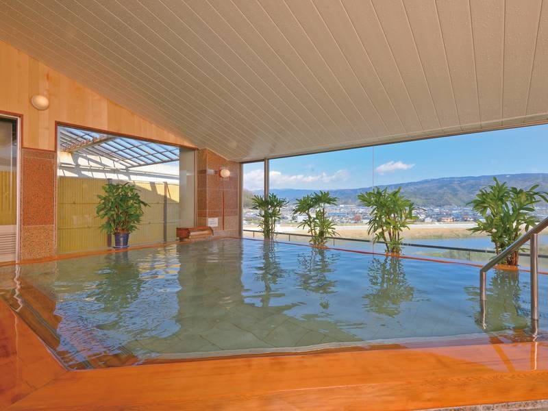 【伊豆石　展望大浴場】※現在では採取できない非常に貴重な「伊豆石」をふんだんに使用した展望大浴場