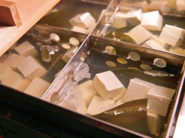 【朝食ブッフェ/例】地元の老舗豆腐屋さんが作る「南禅寺とうふ」は、選び抜かれた国産大豆を使用。それは成型後も大豆本来の甘味を楽しんでもらいたいからというこだわりから
