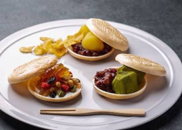 【朝食ブッフェ/例】ヨーグルトにジャムとフルーツのコンポートをのせて優しく挟んだ新感覚最中