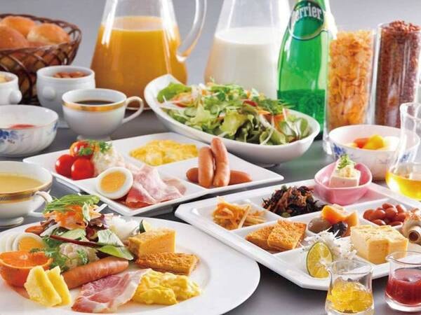 【朝食バイキング/例】地元メニューなど約40種が並ぶ