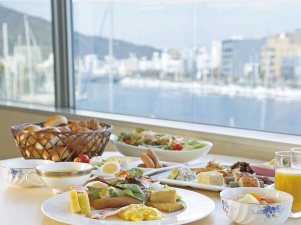 ヨットハーバーも望めるレストラン