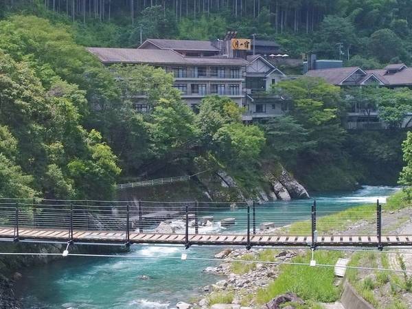 【いろどり橋】宿から徒歩約2分のところにある吊り橋。川が澄んできれいなので、散策におすすめ。