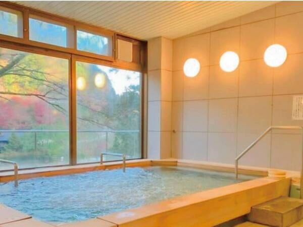 【1階大浴場】勝浦川を望む檜風呂
