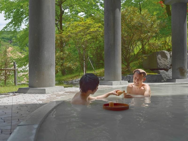 【男性大浴場/食塩泉】露天風呂に浸かりながら飲むお酒は最高の一杯※お酒は有料