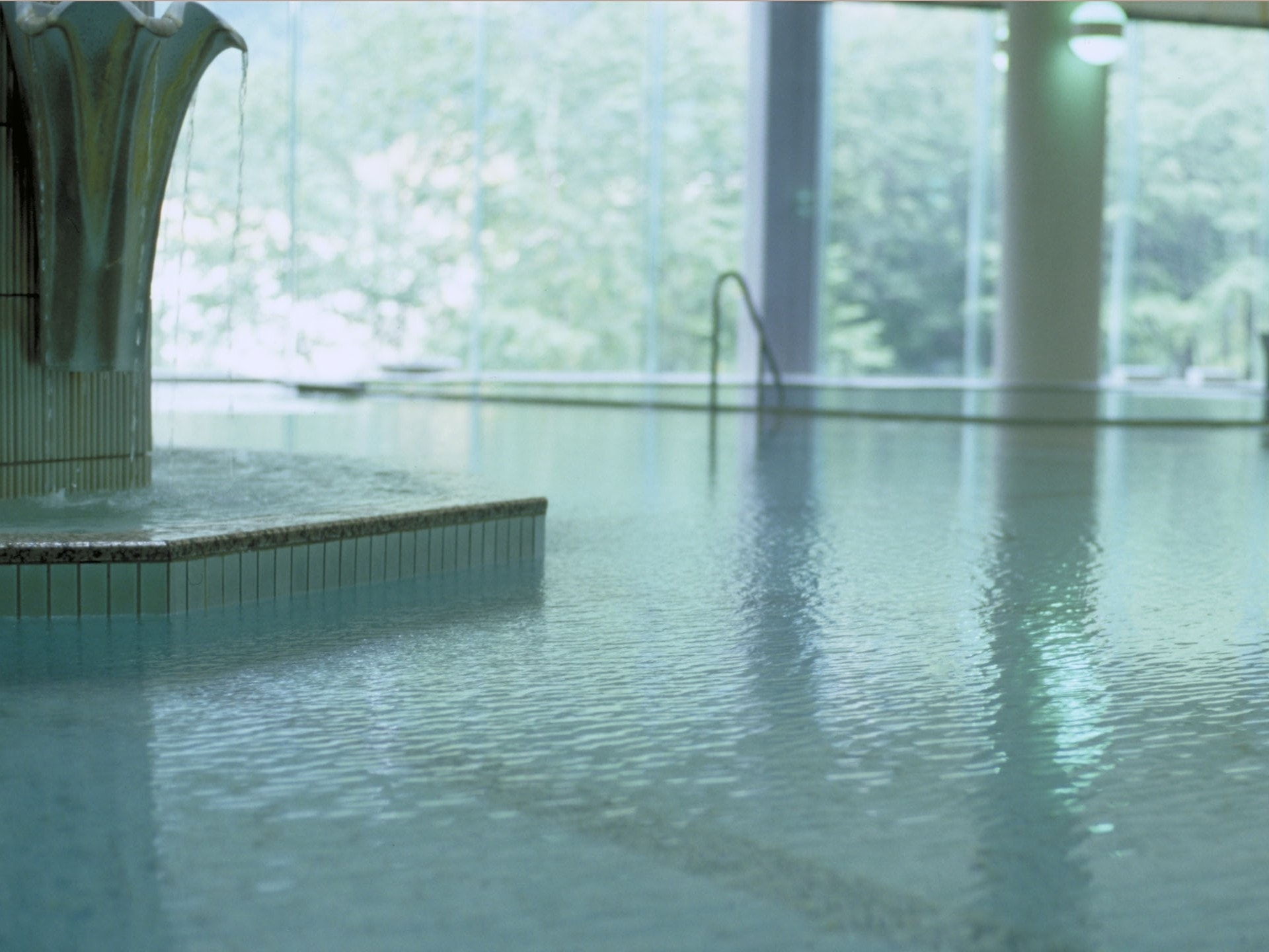 【男性大浴場/芒硝泉】きずの湯、中風の湯とも呼ばれる泉質。最も強酸性の温泉です。