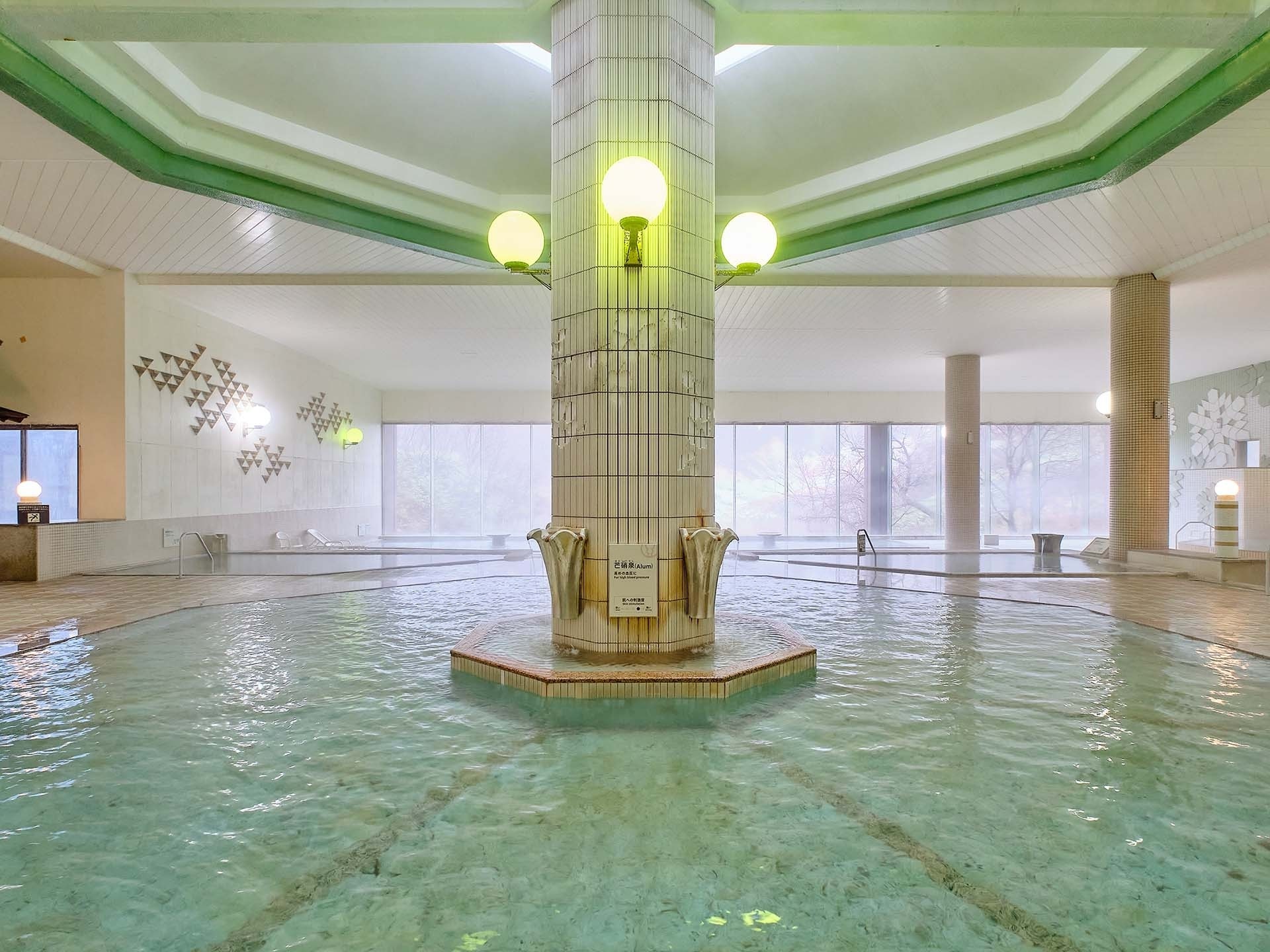 【男性大浴場/芒硝泉】きずの湯、中風の湯とも呼ばれる泉質。最も強酸性の温泉です。