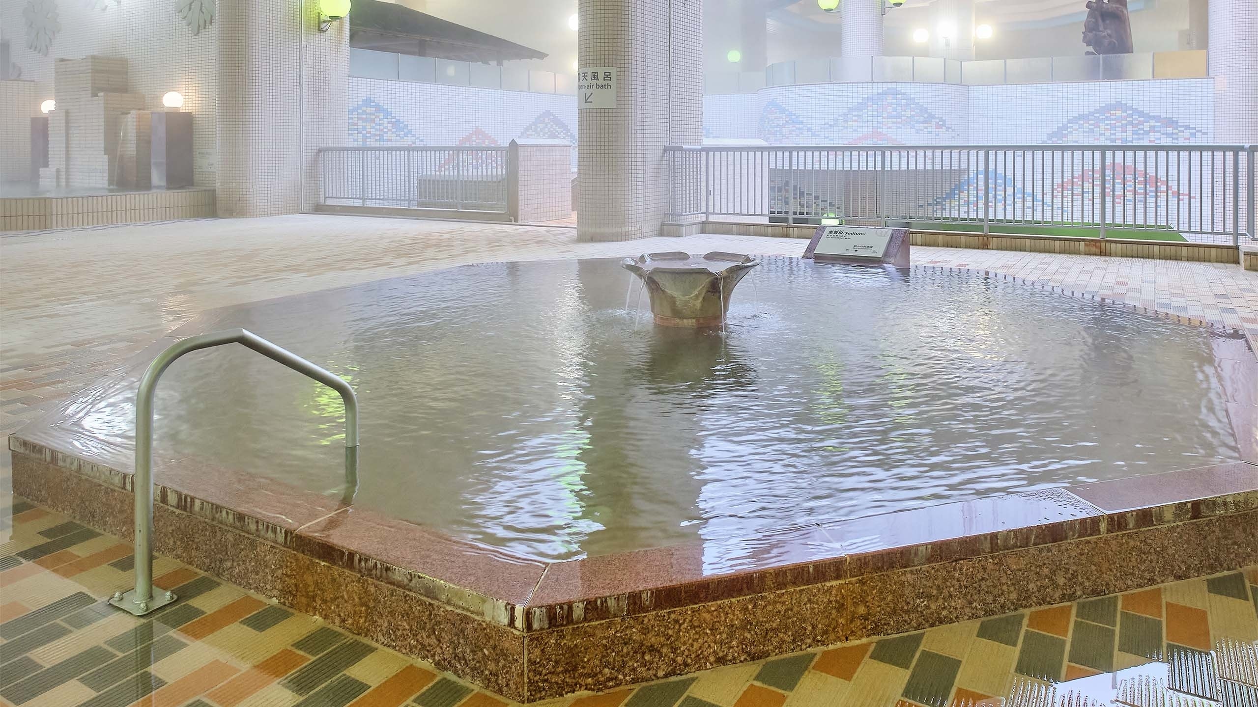 【男性大浴場/重曹泉】赤い色の泉質は鉄分の酸化によって変色したもの