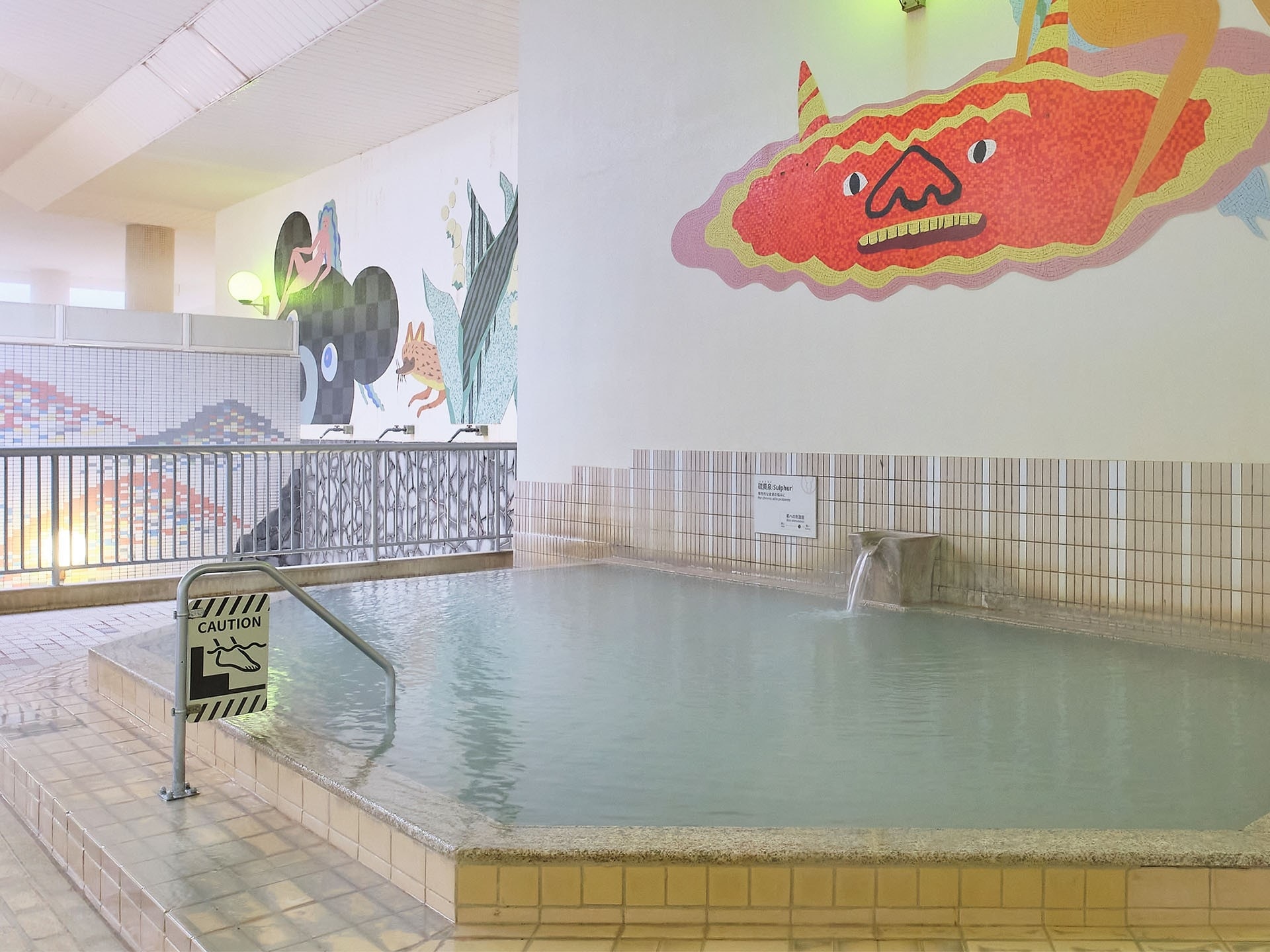 【男性大浴場/硫黄泉】湯の花により白く濁ることが多く、温泉らしい香りを愉しめます