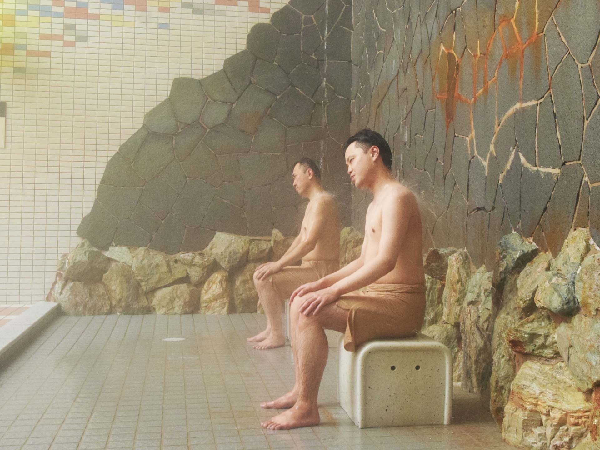 【男性大浴場/打たせ湯】様々な形の温泉で心身ともにリラックスできる至福のひとときを