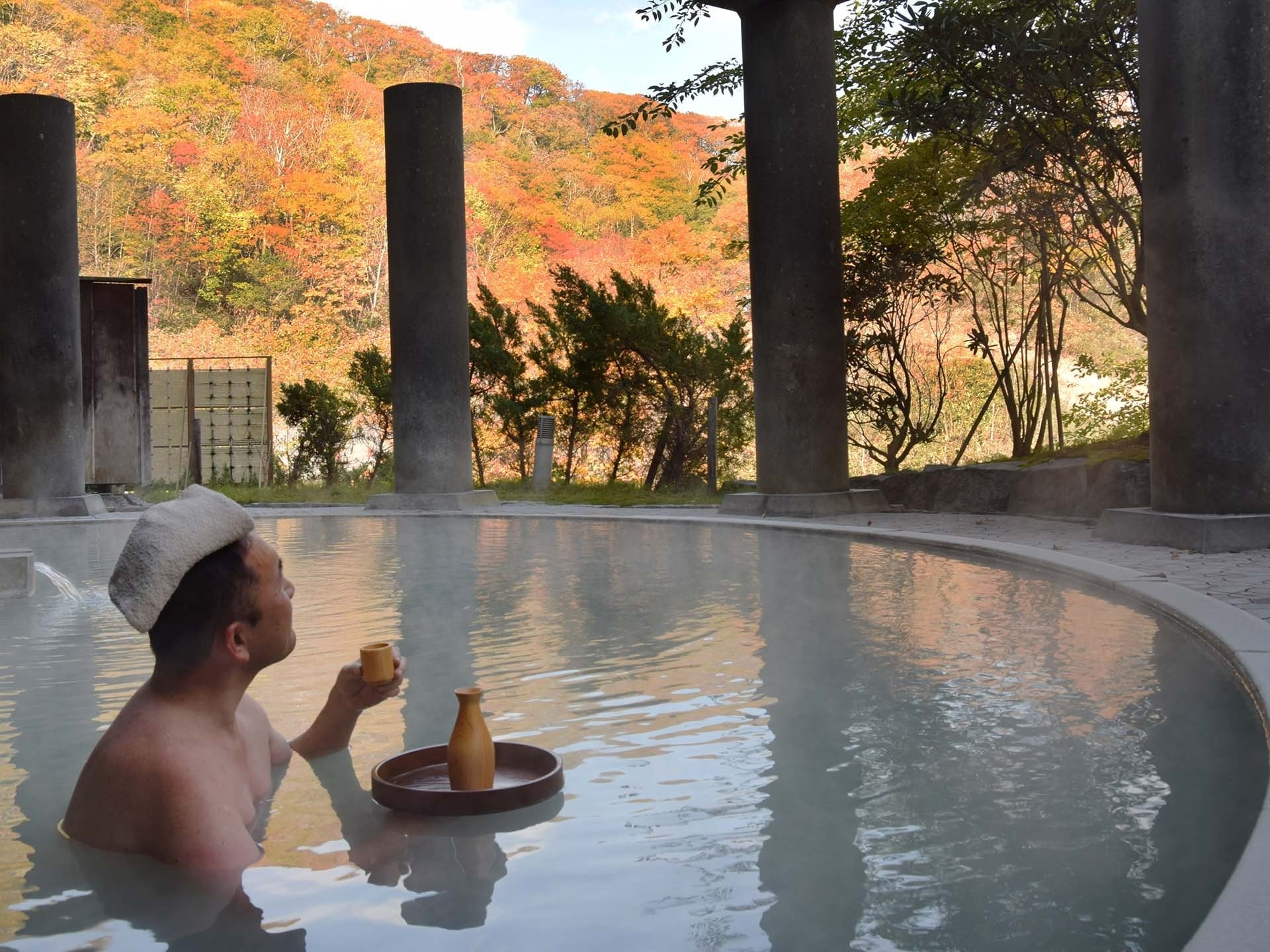 【男性大浴場/酸性緑ばん泉】露天風呂でちょっと一杯を堪能♪※お酒は有料です