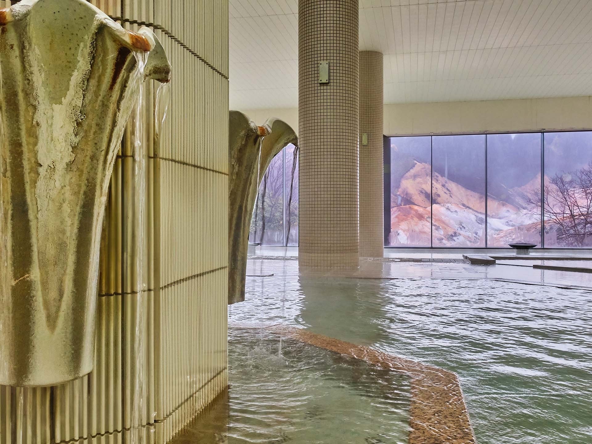 【男性大浴場/芒硝泉】水素イオン濃度2.2と当館の温泉の中では最も強酸性の温泉