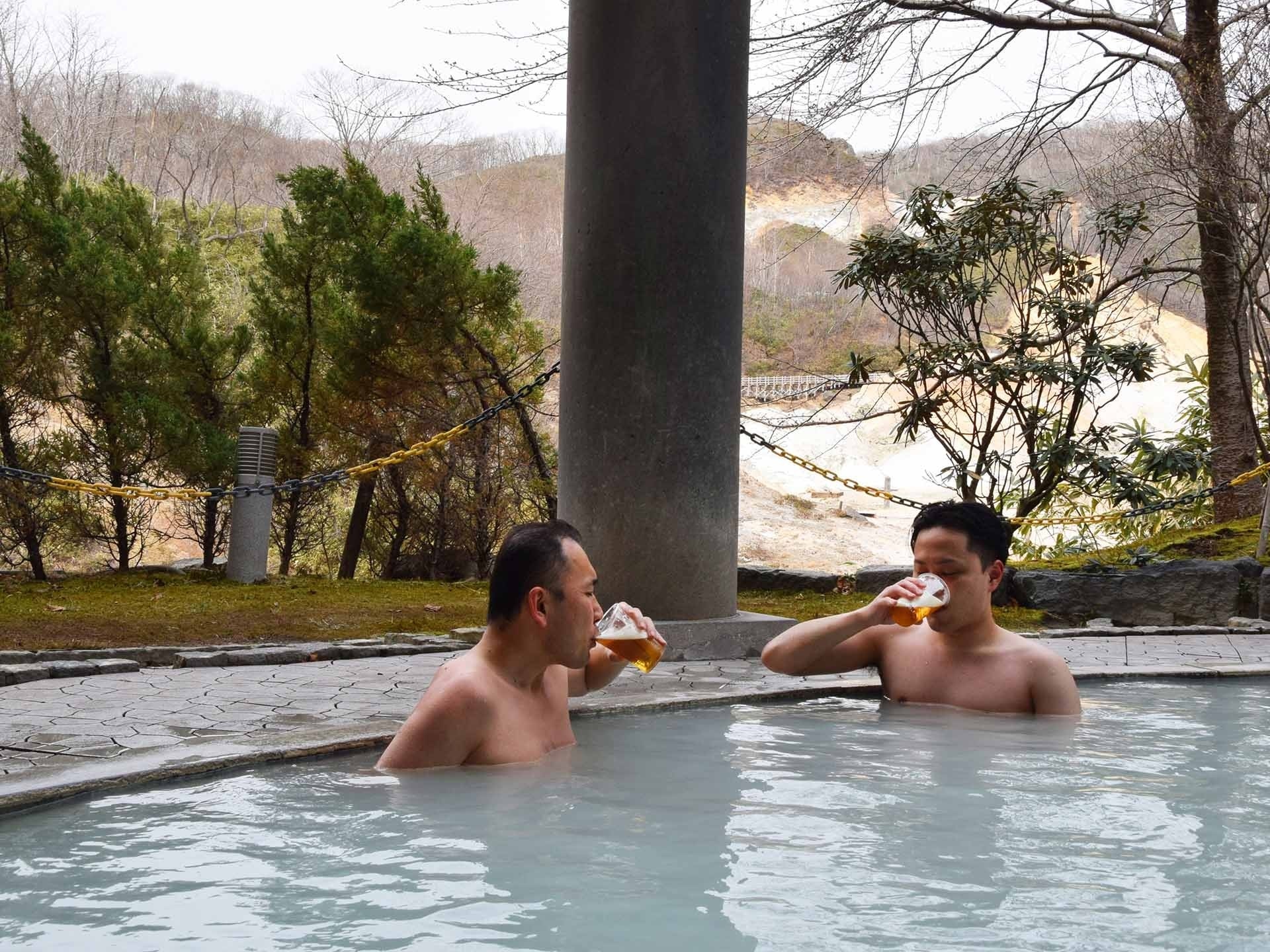 【男性大浴場/酸性緑ばん泉】露天風呂でちょっと一杯を堪能♪※お酒は有料です