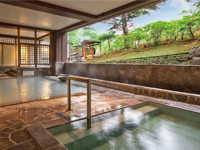 【女性露天風呂/硫黄泉、食塩泉】様々な泉質をお楽しみください