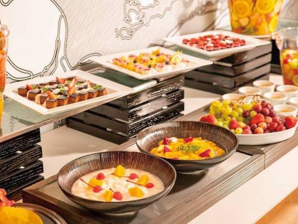 【夕食ビュッフェ/例】杏仁豆腐、ケーキ、フルーツなどもデザートの種類豊富♪