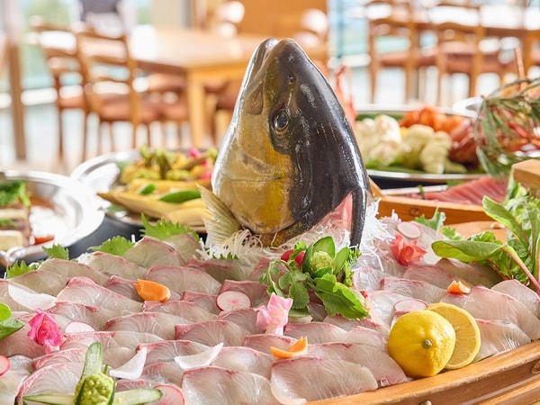 ・【夕食バイキング　イメージ】各種船盛りなど、海の幸が充実しています