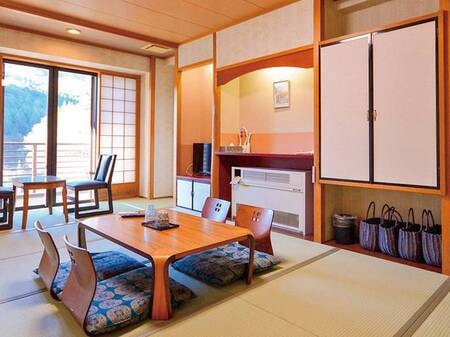 【和室10畳】和の趣を大切にしたゆったりと心落ち着くお部屋です。