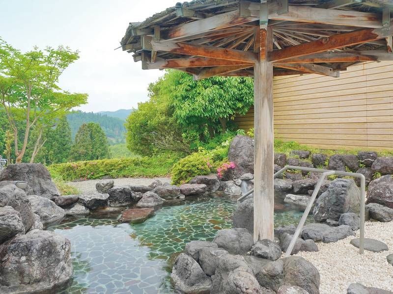 【雅の湯】露天風呂からは自然豊かな眺望を楽しむ