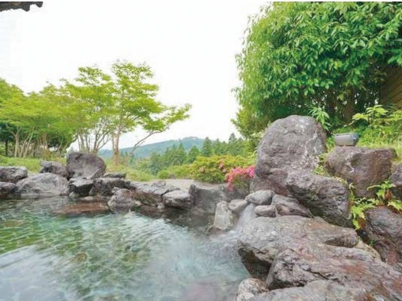 【雅の湯】露天風呂からは自然豊かな眺望を楽しむ