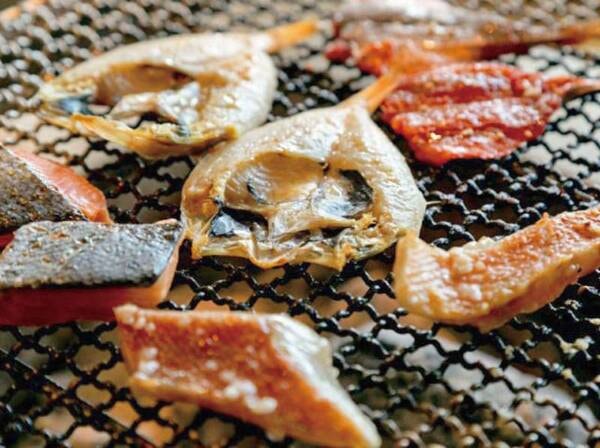 【朝食/一例】鞍馬炭で焼き上げる「炭焼きグリル」。 炭場でシェフが“おいしい頃合いを見ながら”丁寧に焼き上げているのも見どころのひとつ◎