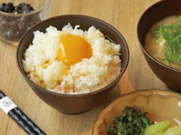 【朝食/一例】美山で育った平飼いたまご「美山卵」。TKG(卵かけごはん)には、卵のそばに置いてある専用の「松野醤油」と一緒にどうぞ!