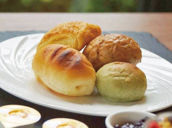 【朝食/一例】京都で身近な「進々堂のパン」。大正2年(1913年)に京都で創業のベーカリーショップ。ポテルでは小さなお子様からお年寄りまで食べやすいラインナップを取り揃えています◎
