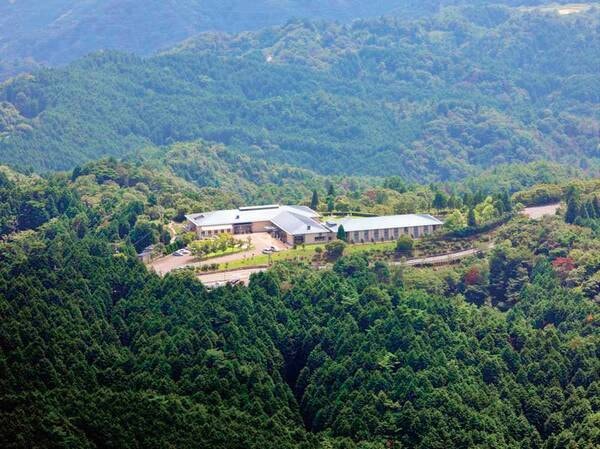 山頂より全景。比叡山の懐に建ち、琵琶湖を望むカジュアルリゾート