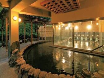 季楽里 龍神／【露天風呂】内湯の周囲をぐるりと取り囲む露天風呂は、男女ともにゆったりとした広さ