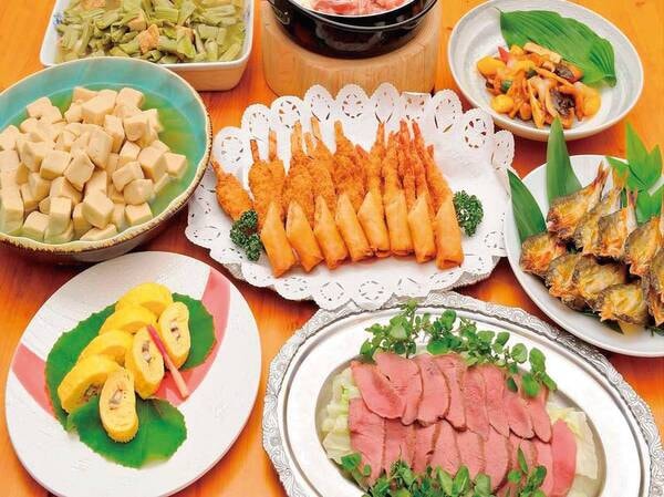 【バイキング/例】鍋、揚げ物などできたてをお召し上がりいただけます。中でも目の前で揚げる天ぷらは、人気メニュー！