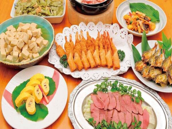 【バイキング/例】鍋、揚げ物などできたてをお召し上がりいただけます。中でも目の前で揚げる天ぷらは、人気メニュー!