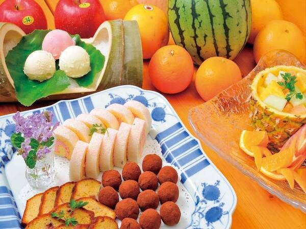 【バイキング/例】常時数種類のフルーツやケーキなどをご用意しております