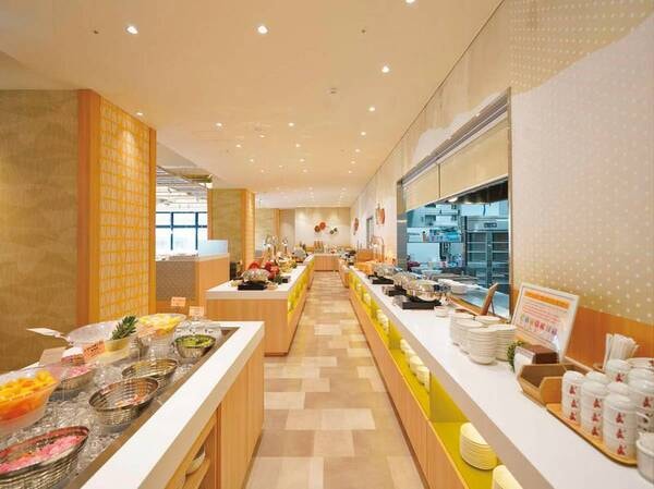 【レストラン「プレガロ」】ブッフェ台にはシェフこだわりの料理の数々が並ぶ