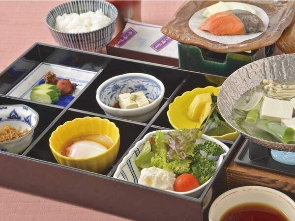 【朝食/例】小鉢や焼き魚、湯豆腐鍋、京漬物など、和や京都を感じていただける和朝食をご用意