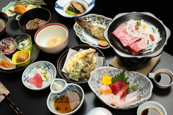 【和御膳一例】国産和牛の陶板焼きや三陸産のお刺身など盛りだくさん