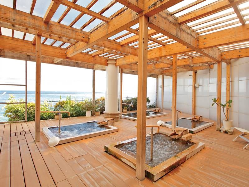 【クアハウス風の露天風呂】ひのき大浴場から外へのドアをくぐると4つの異なる湯舟を備えたクアハウス風の露天風呂へ