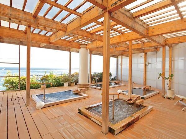 【クアハウス風の露天風呂】ひのき大浴場から外へのドアをくぐると4つの異なる湯舟を備えたクアハウス風の露天風呂へ