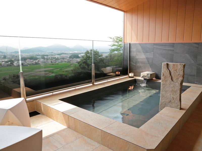 大浴場「THE CALM」/讃岐平野を一望できる半露天風呂で癒しのひと時