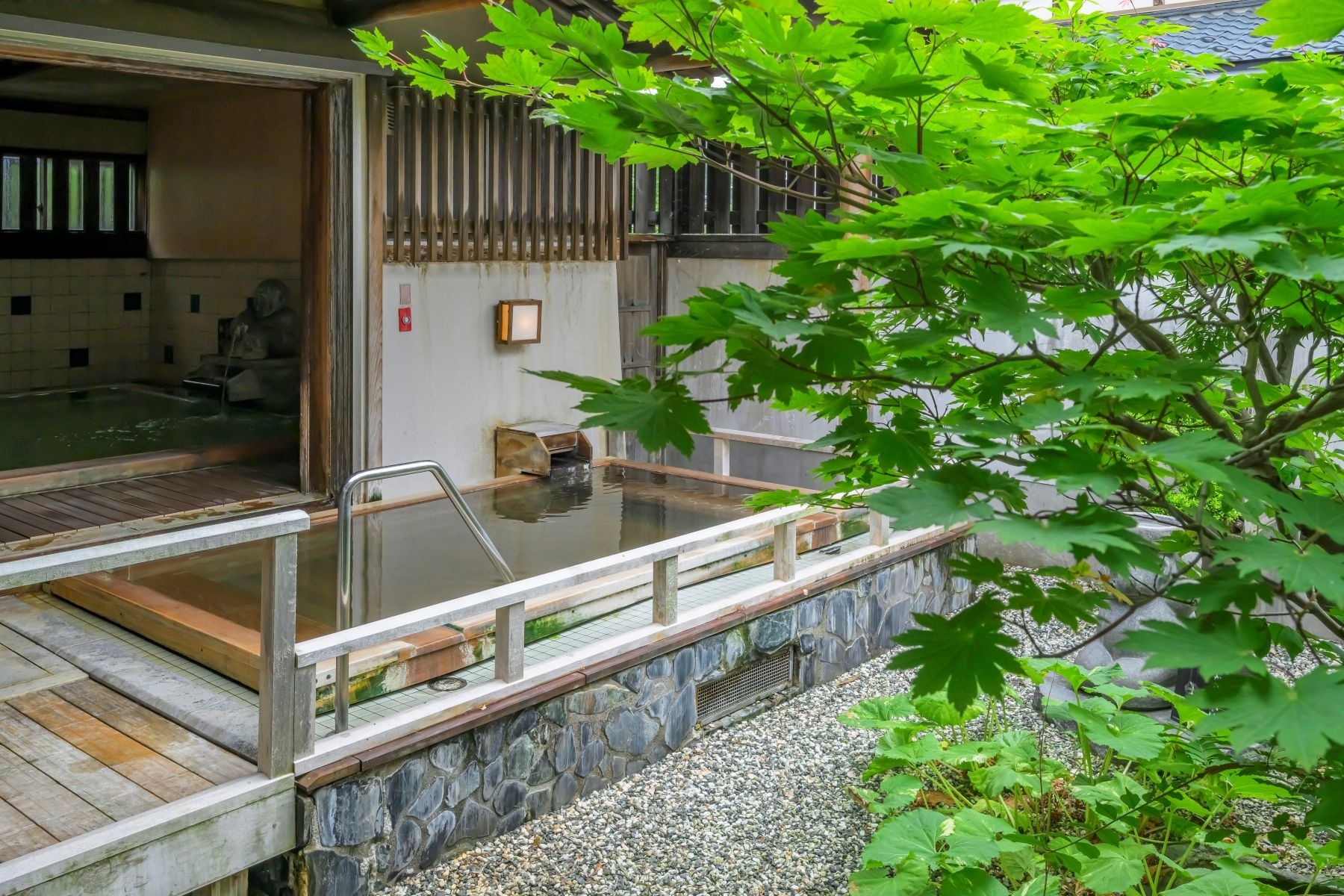 【月岡湯香炉／源氏の湯】露天風呂