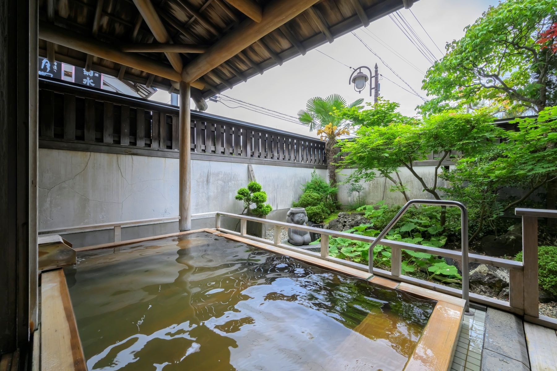 【月岡湯香炉／源氏の湯】京風庭園を望む露天風呂