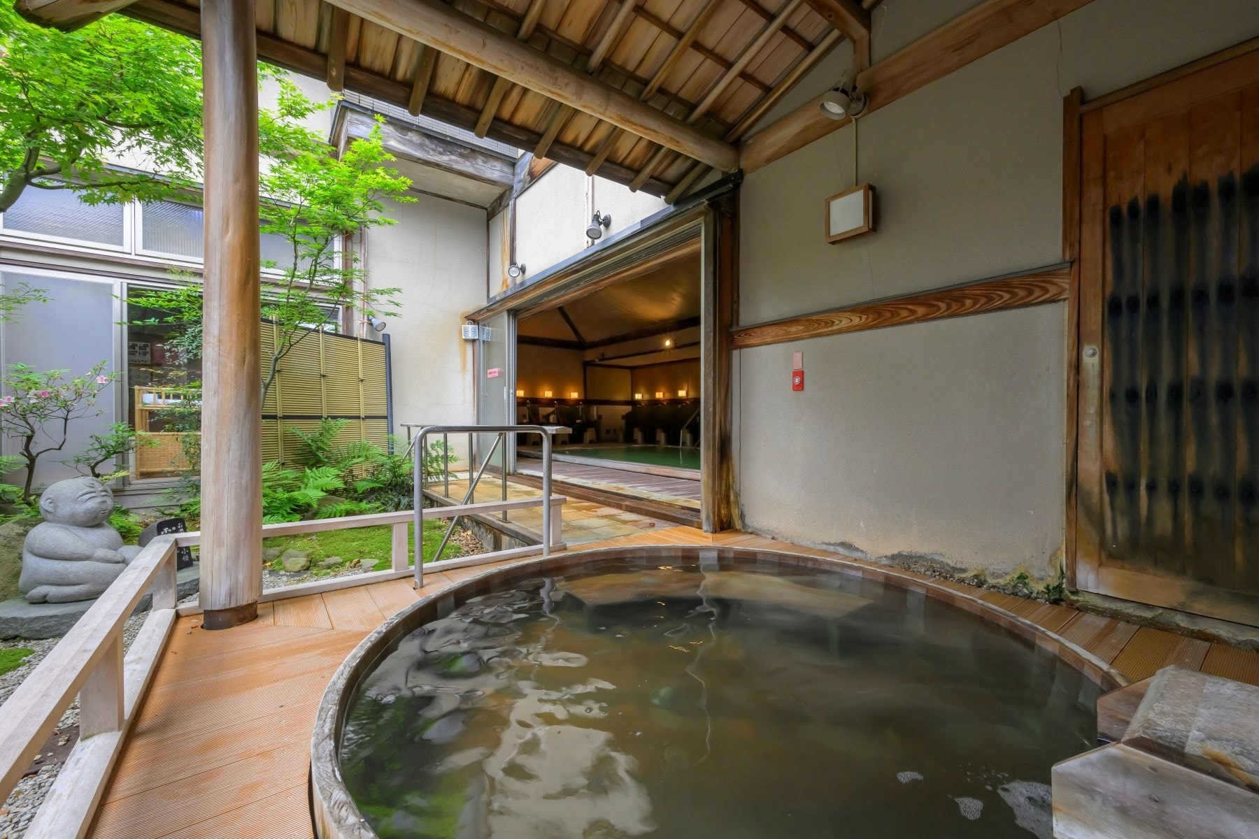 【月岡湯香炉／美人の湯】京風庭園を望む露天風呂