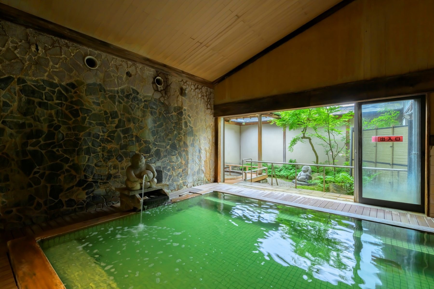 【月岡湯香炉／美人の湯】硫黄と檜の香りが漂う内風呂