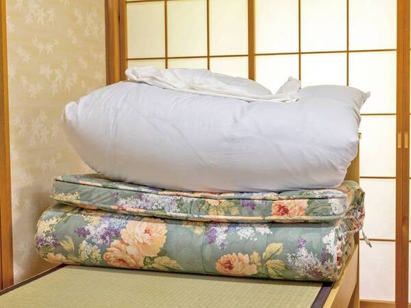 【和室8畳/例】3名様以降は敷布団をご利用ください。お布団敷はセルフサービスとなっております(※バス・トイレ無、トイレは各階にございます)