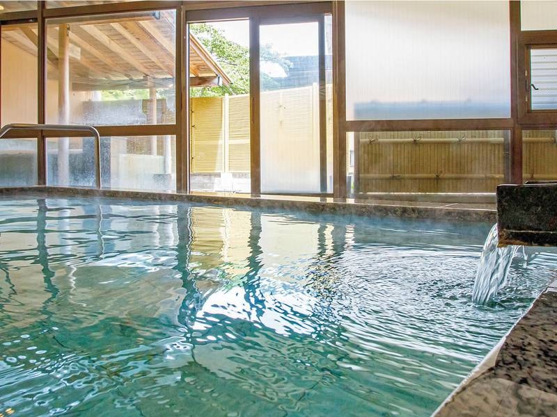 【大浴場】裏山から引いた自家源泉。すべての湯船でかけ流しの温泉をご堪能ください