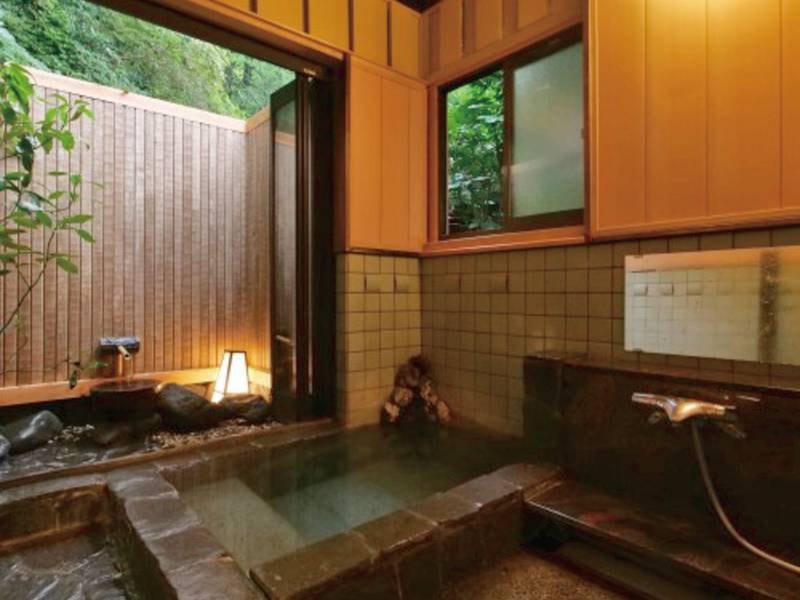 【貸切半露天風呂】水入らずで温泉を楽しめる貸切風呂。1回60分で、空いていれば何度でも無料で利用可能！