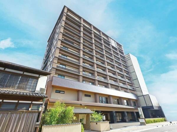 松江駅より徒歩約12分。松江市内で貴重な天然温泉。サウナも完備