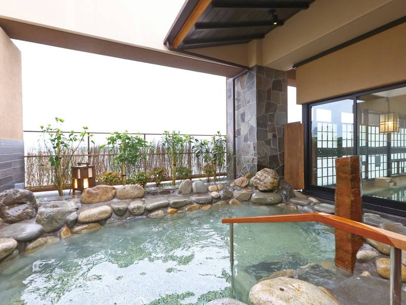 女性露天風呂。山陰旅行の旅情に浸る