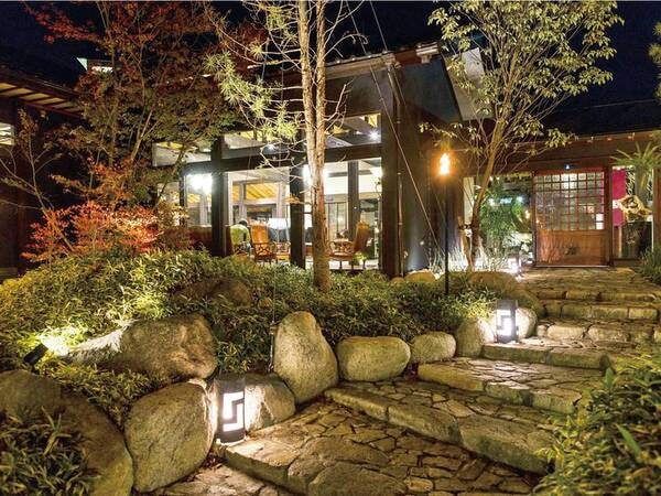 【外観】緩やかな石段のアプローチで玄関へ