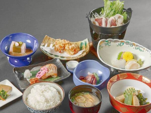 【四季の彩り会席/写真一例】四季折々の旬を取り入れたお料理を会席でご提供