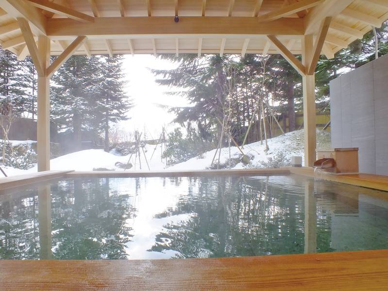 【露天風呂/冬】ヒノキの香る露天風呂で雪見温泉を堪能